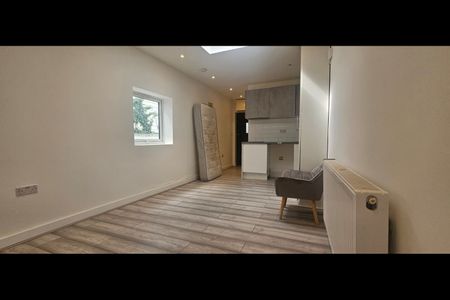 Studio Flat, Sinclair Grove, NW11 - Photo 2