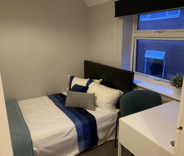 4 bedroom semi-detached house to rent - Photo 5