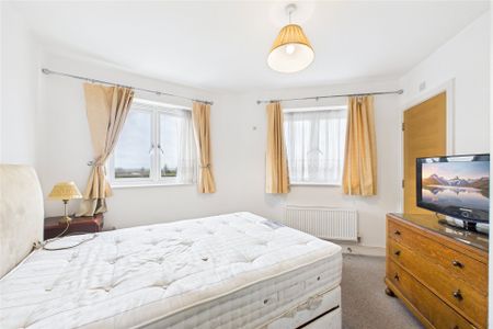 2 bedroom Flat in Mulberry Avenue, Staines-Upon-Thames - Photo 2