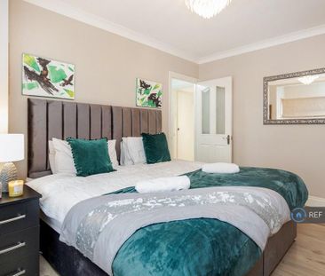 4 bedroom semi-detached house to rent - Photo 2