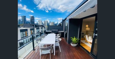 Stylish & Spacious Townhouse in Port Melbourne - Photo 3