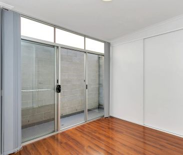 Fully Furnished Spacious Townhouse in Tranquil Lifestyle Precinct - Photo 3