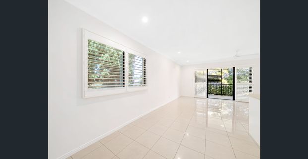 Top-Floor Living in a Boutique Complex – Walk to Scarborough Seaside Village - Photo 1