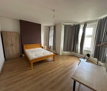 Room in a Shared House, Alma Road, SO14 - Photo 4