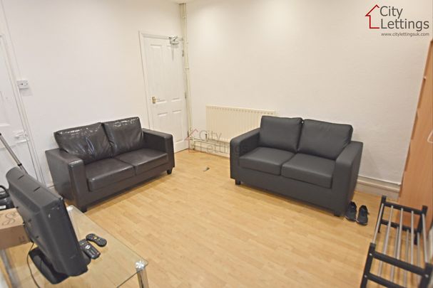 4 Bedroom Mid Terraced House - Photo 1