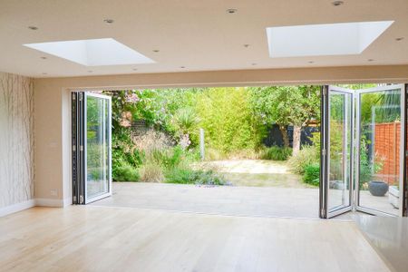 4 bedroom semi-detached house to rent - Photo 3