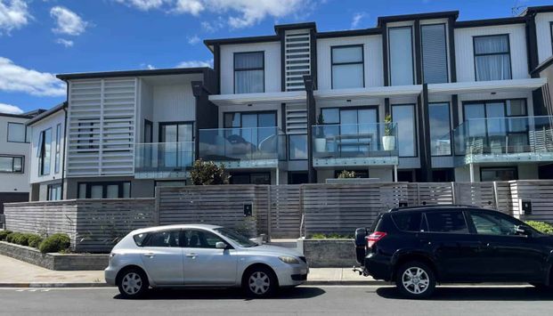 Beautiful, Light 3 Bedroom Home - Photo 1