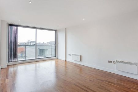 A bright and well-presented two bedroom flat in Qube Court, Balham SW12. - Photo 3