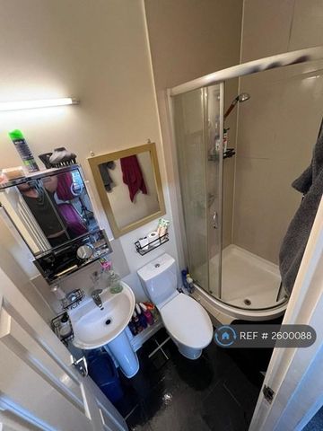 1 bedroom in a flat share to rent - Photo 2