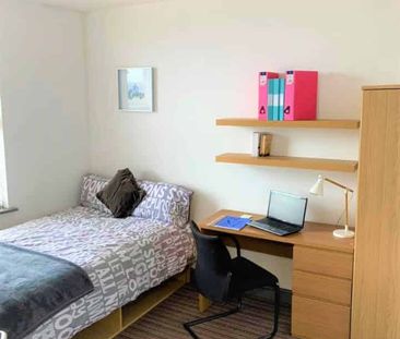 Deluxe Bedroom - Photo 6
