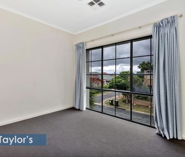 MODERN TOWNHOUSE WITH PARKLAND VIEWS & PRIME LOCATION - Photo 4