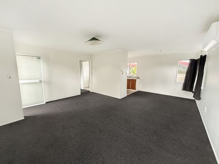 TWO WEEKS FREE - 3-Bedroom Family Home in Flat Bush - Photo 2