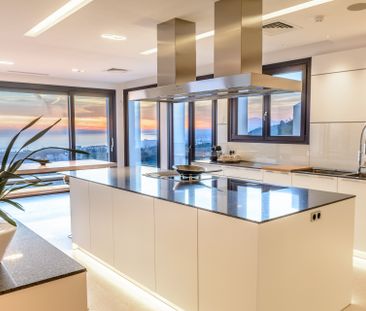 Superb new contemporary Altos de Los Monteros villa with epic views - Photo 4