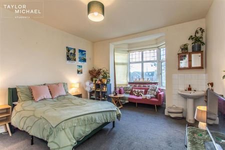 1 bedroom in a house share to rent - Photo 2