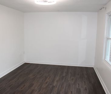 For Lease - 137 Jansen Avenue, Kitchener, Ontario - Photo 4