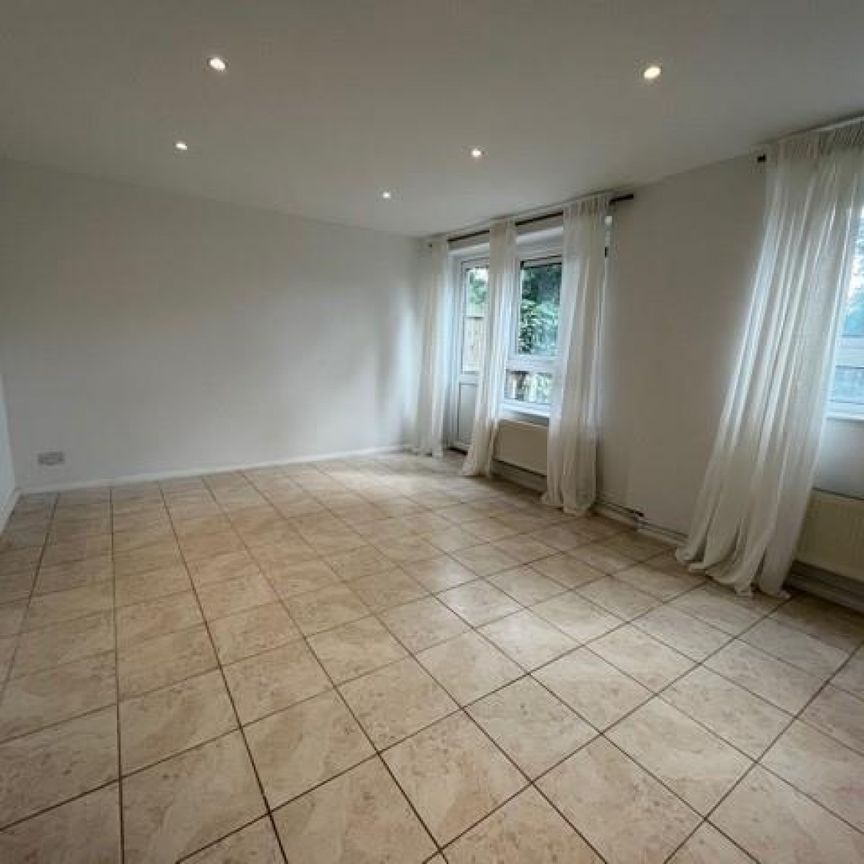 3 bedroom Flat To Let - Photo 1