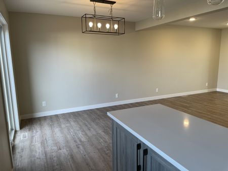 Beautiful 3-Bed Townhouse, Pet-Friendly with Fenced Yard in Aspen Lake - Photo 2