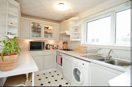 Room in a Shared Flat, Gatestone Court. Central Hill, SE19 - Photo 5