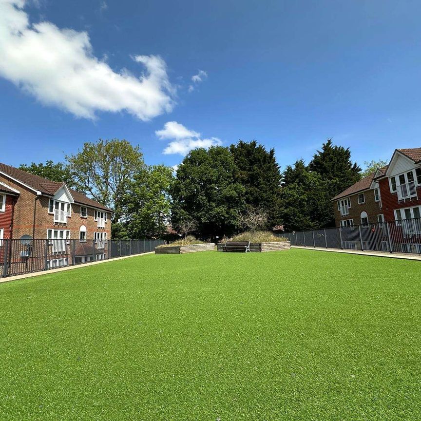 A contemporary apartment forming part of a modern development set in vibrant Crawley. - Photo 1