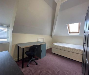 1 bedroom in a flat share to rent - Photo 2