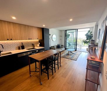 Modern Fully Furnished Apartment in sought after Location! - Photo 1