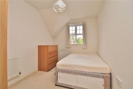 Claremont Avenue, Woking - 2 bedrooms Property for lettings - Seymours - Photo 4