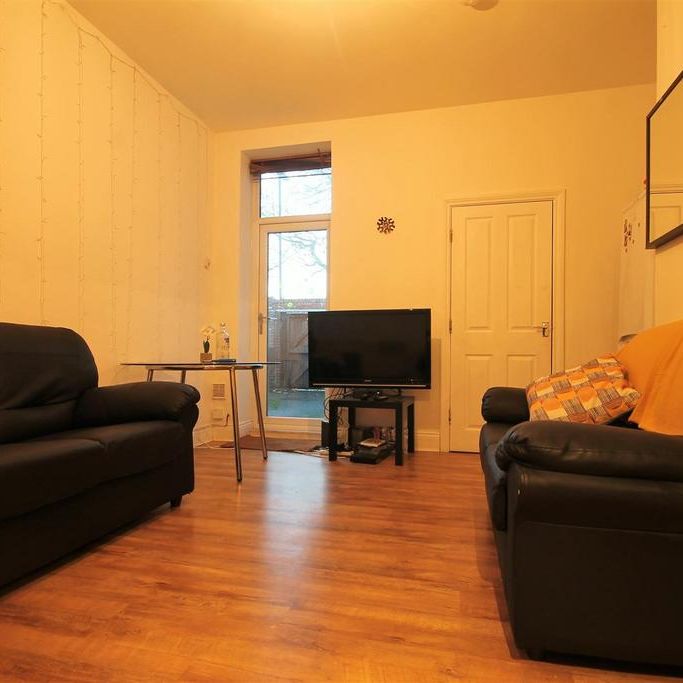 3 bedroom flat to rent - Photo 1