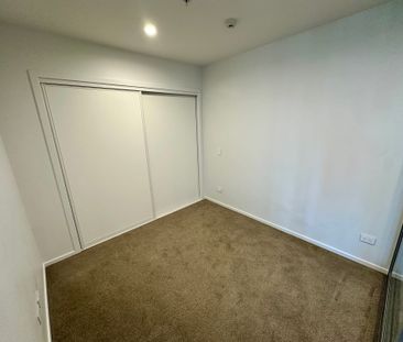 Modern Two Bedroom Apartment - Photo 2