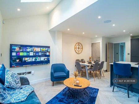 4 bedroom semi-detached house to rent - Photo 4