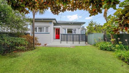 Sun-Drenched Bungalow - Charm, Comfort & Location! - Photo 4