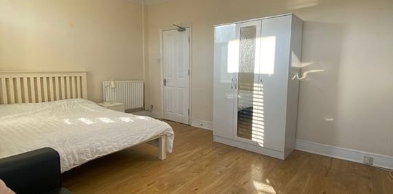 Room in a Shared House, Merton Road, SW18 - Photo 2