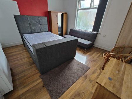 2 bedroom block of apartments to rent - Photo 4
