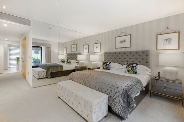 Chic Five-Bedroom Townhouse Moments from Hyde Park and Harrods - Photo 1