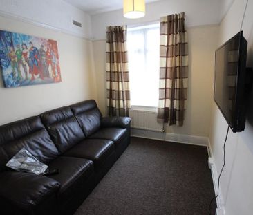 4 bedroom end of terrace house to rent - Photo 1