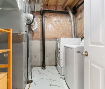 For Lease - 2466 Newcastle Crescent, Oakville, Ontario - Photo 2