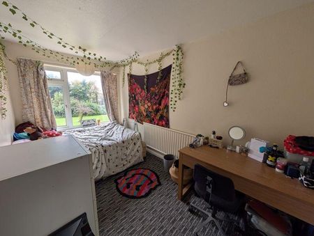 4 bedroom semi-detached house to rent - Photo 3