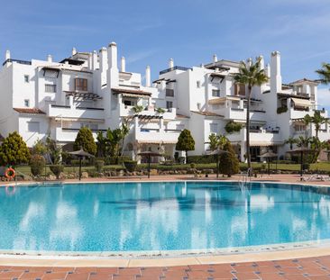 Apartment in San Pedro de Alcántara, Costa del Sol - Photo 2
