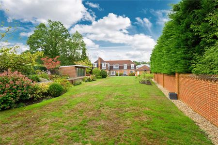 Elegant five-bedroom gated family residence on a desirable road. - Photo 2