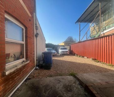 1 bedroom in a house share to rent - Photo 3