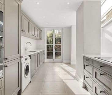 A beautifully maintained five-bedroom family home, ideally positioned on the western side of this highly desirable tree-lined street within the sought-after Moore Park Estate. - Photo 4