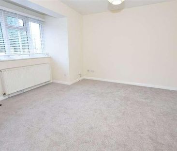 Chestnut Walk, Byfleet, Surrey, KT14 - Photo 2