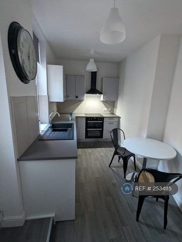 1 bedroom in a house share to rent - Photo 4