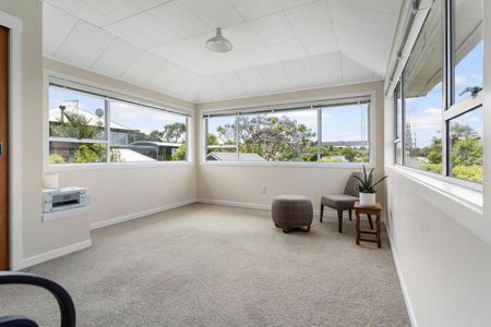 Beautifully Presented Home in The Bays - Photo 2