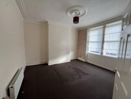 3 bedroom flat to rent - Photo 4