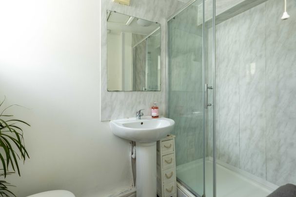 Room 3 - Photo 1