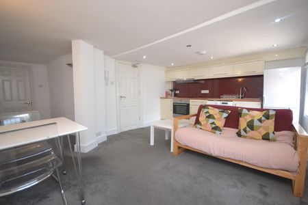 1 bedroom Flat To Let - Photo 2