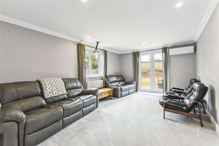 A stunning six bedroom family home situation between Water end and Potten End - Photo 2