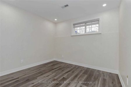 Property For Lease | W9282372 - Photo 5