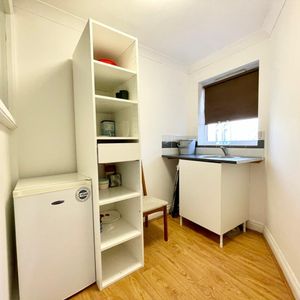 Studio Flat, Garth Road, NW2 - Photo 2