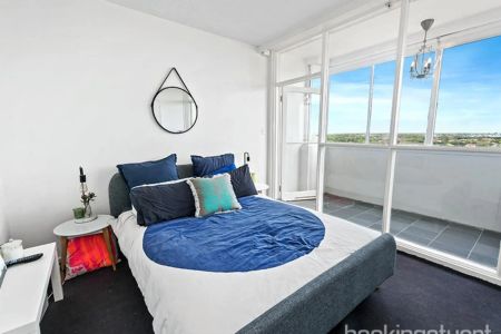 Super-sized, light-filled one-bedder with uninterrupted bay views - Photo 5
